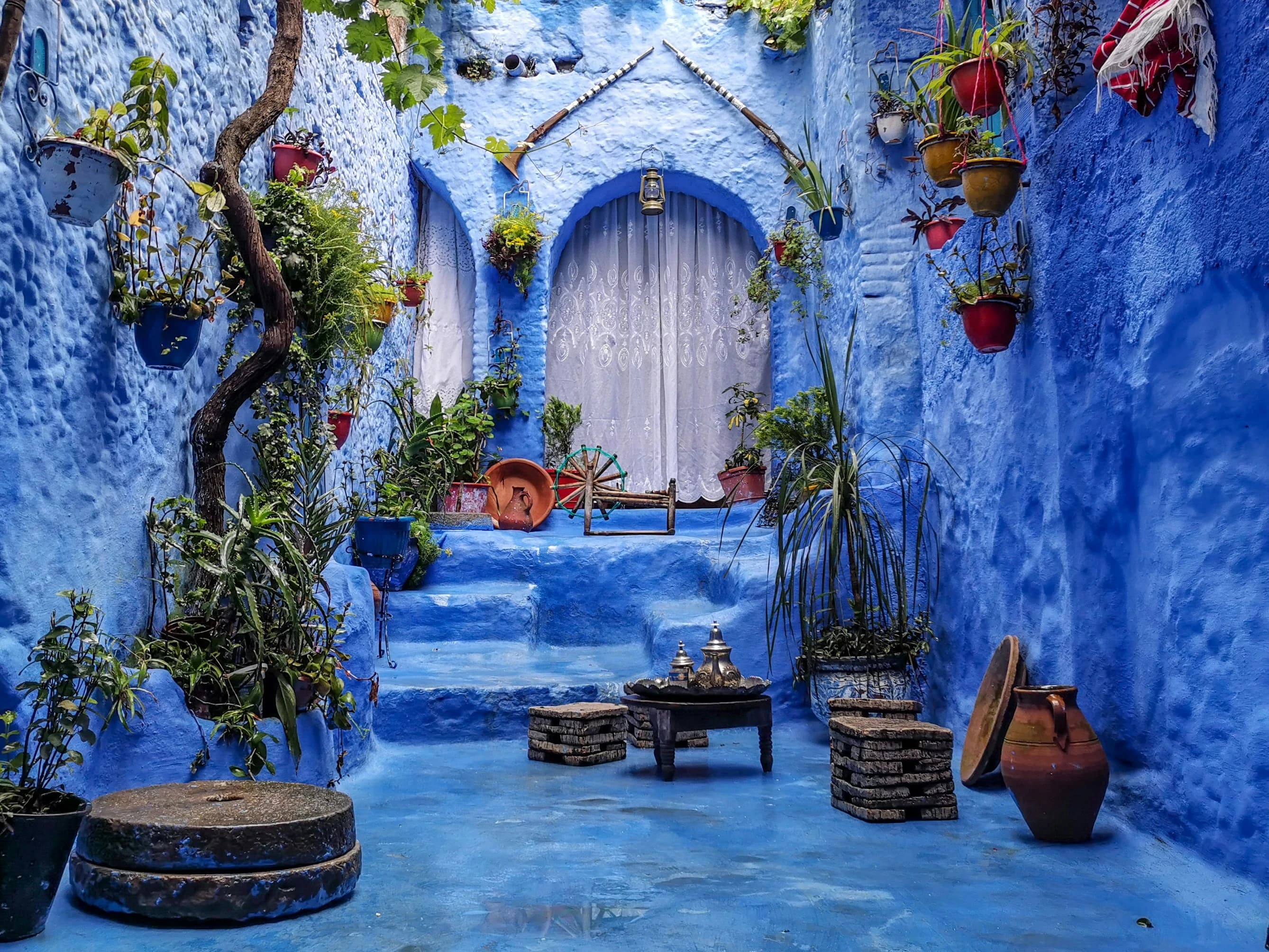Patio azul tradicional de Chefchaouen después de la lluvia
