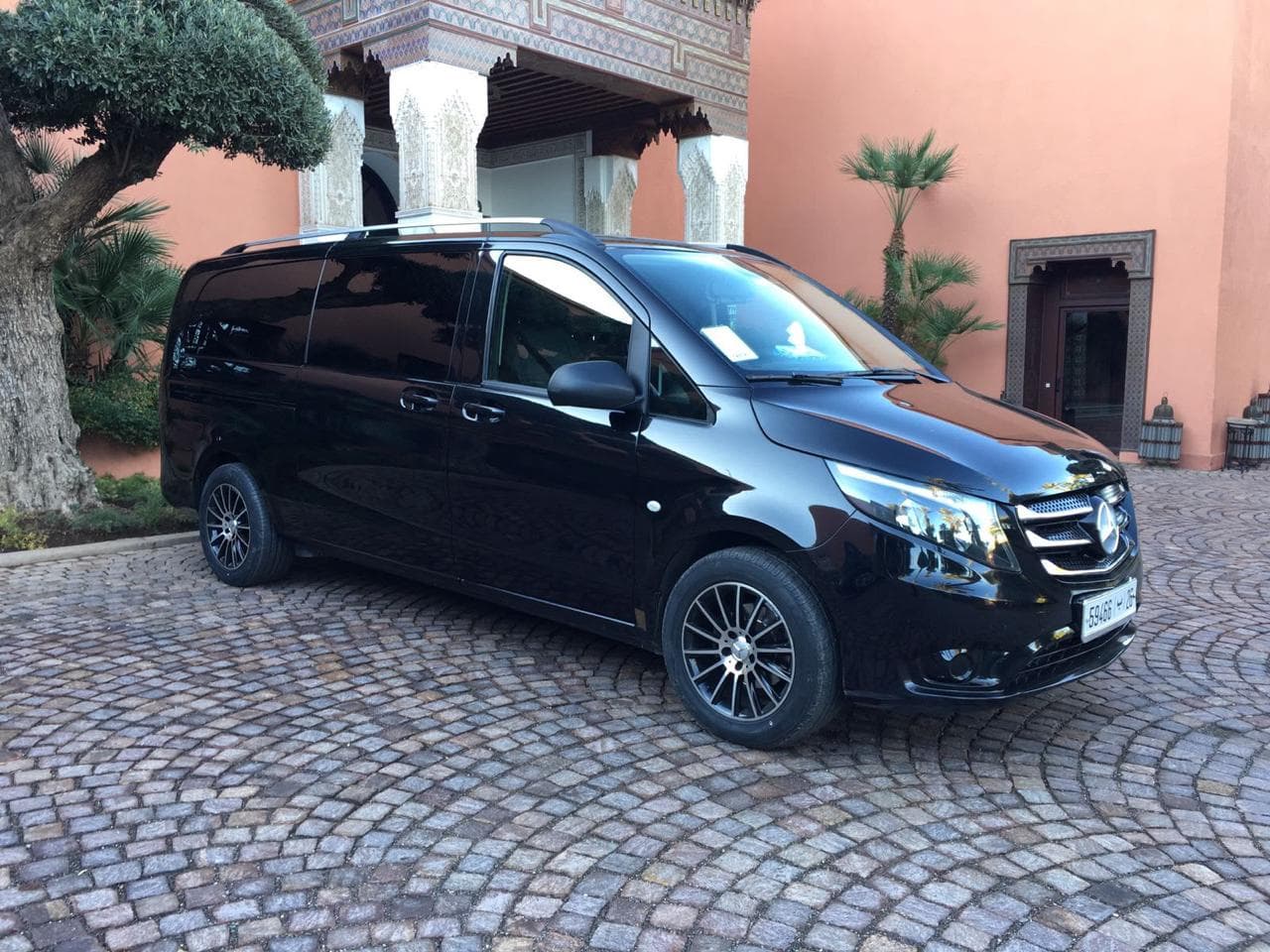 Van Mercedes-Benz negra frente a la entrada de un hotel en Marruecos