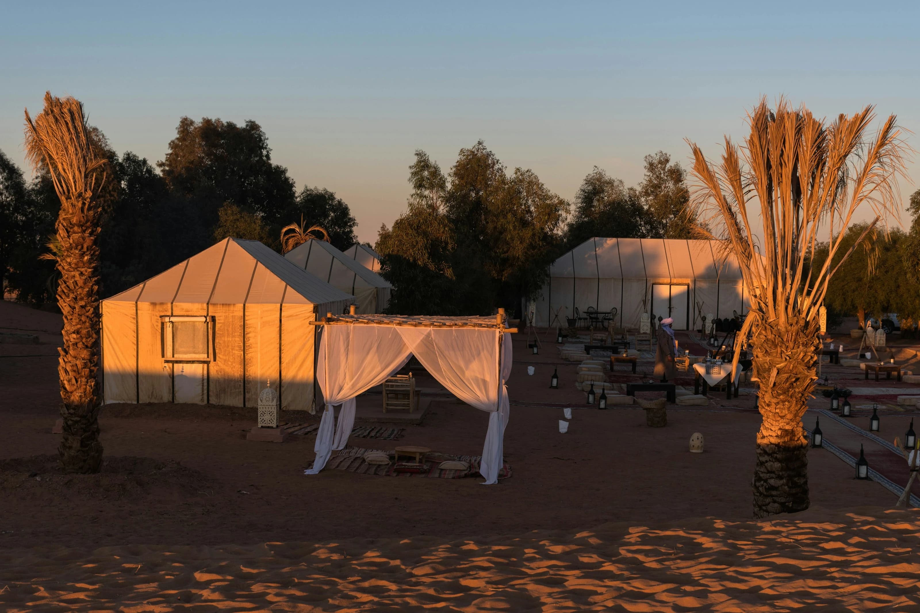 Campamento del Sahara a la luz del atardecer
